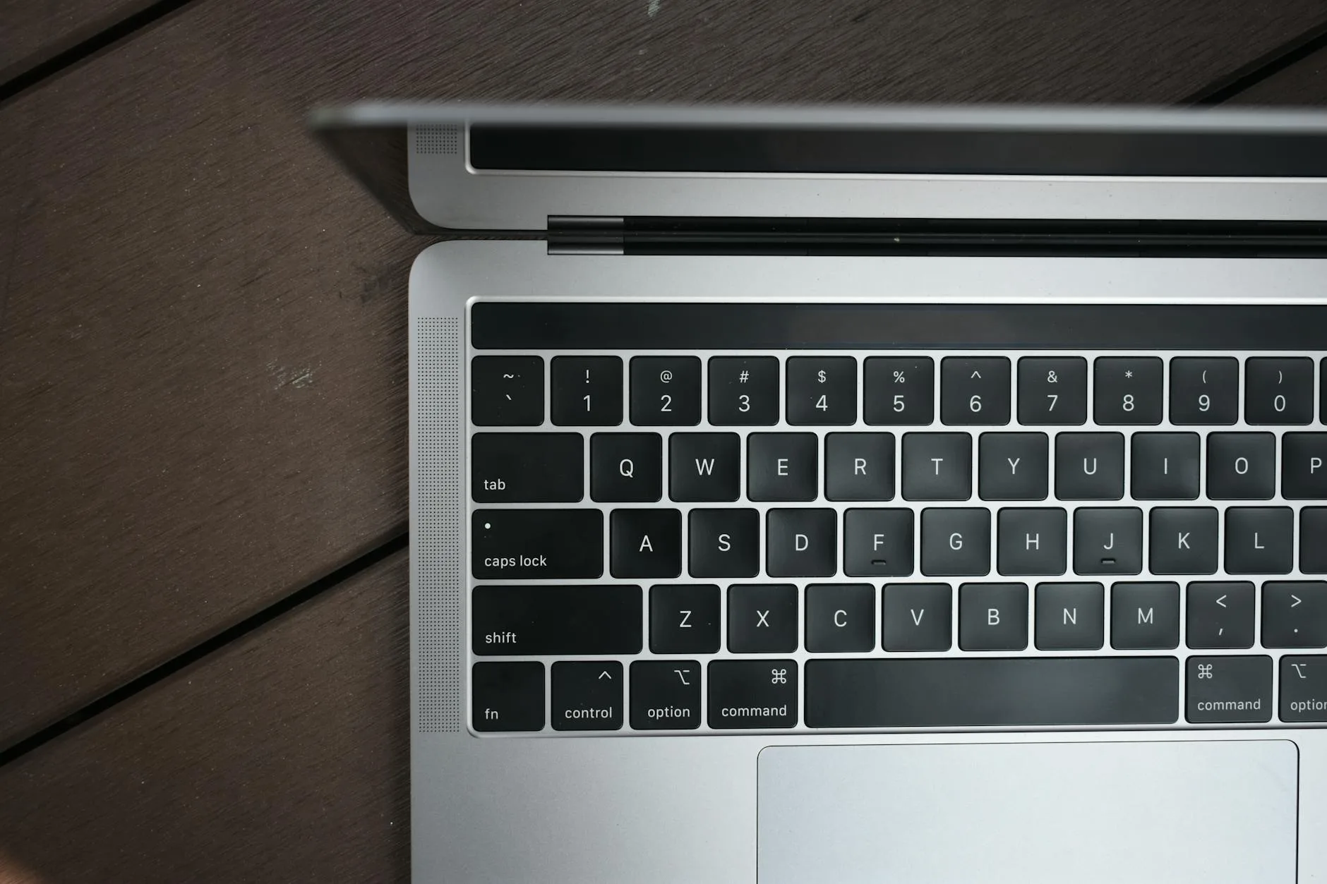 MacBook’un Keskin Kenarı: Neden Bazıları Zımpara Yapıyor?